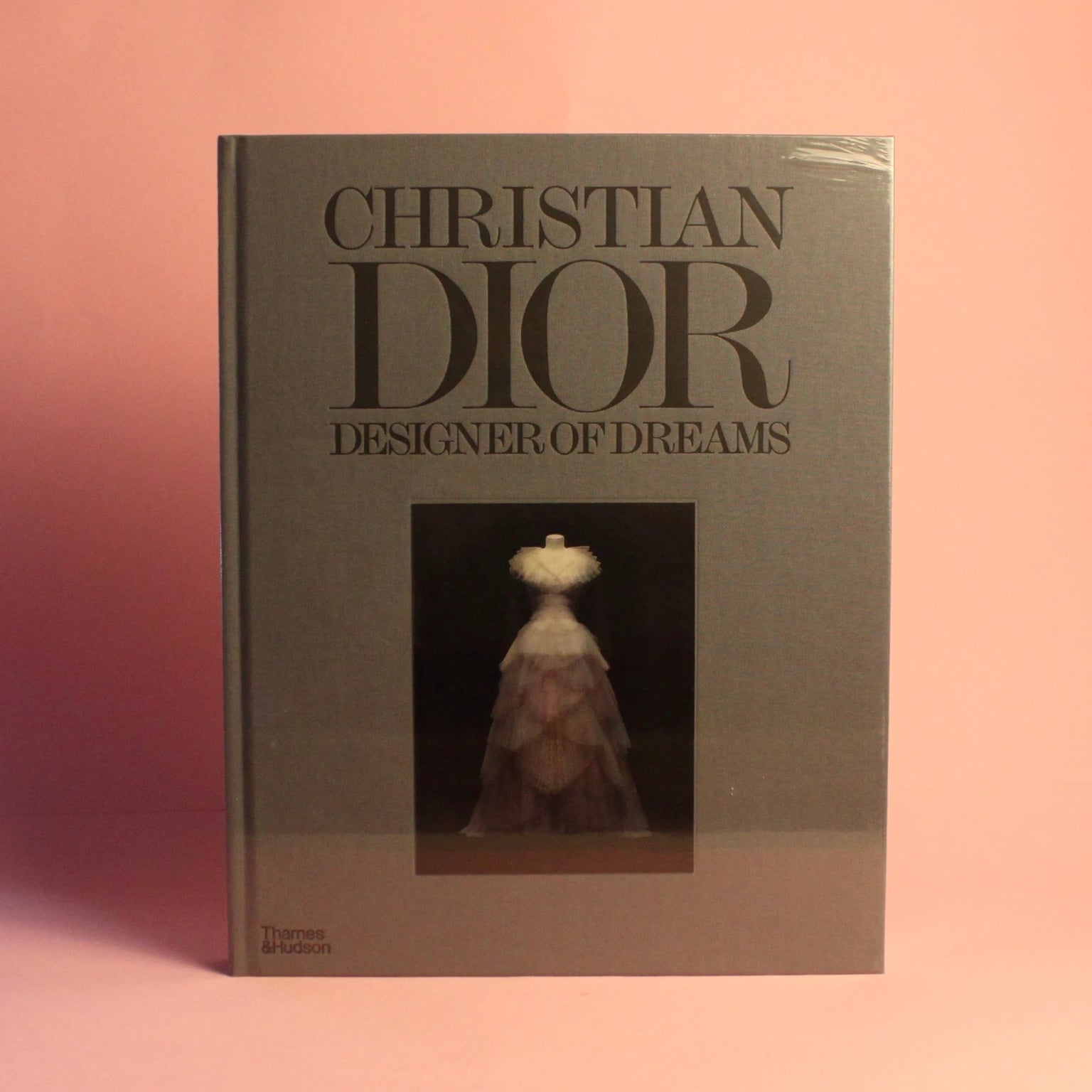 Livro Christian Dior: Designer of Dreams (Thames & Hudson), capa dura de luxo com efeito interativo - Modern Mood [WEBP]