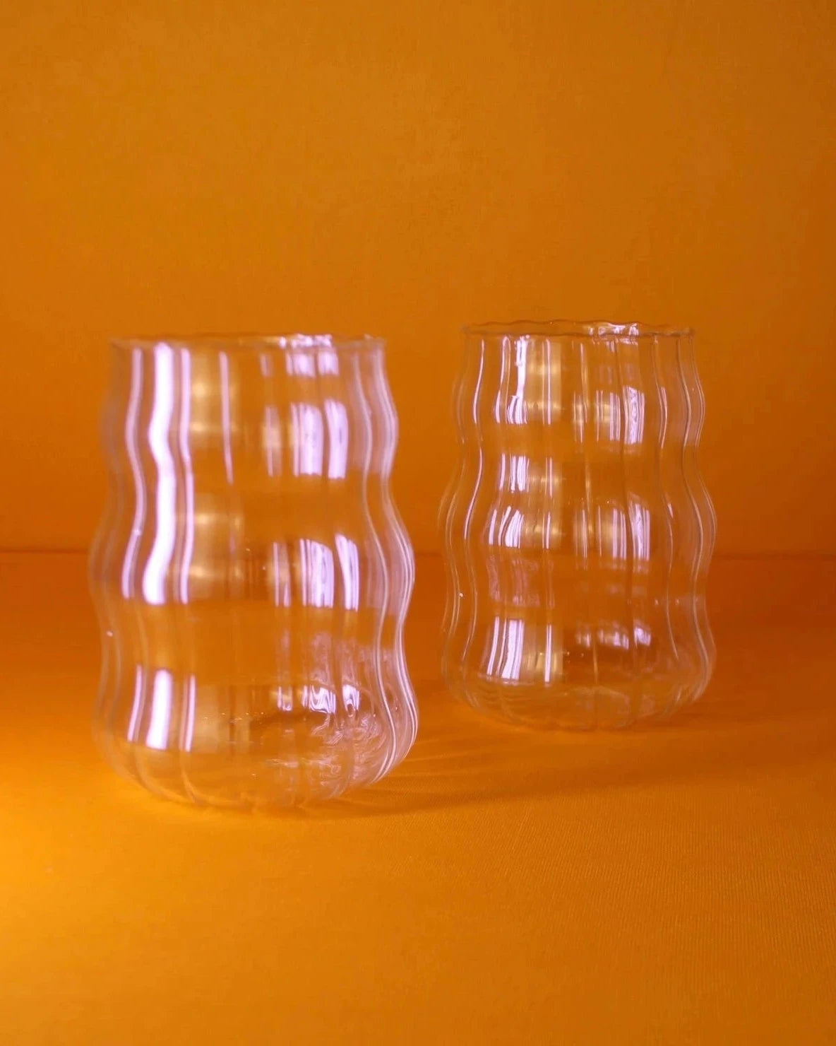 Copo de vidro orgânico Jelly transparente com design ondulado e relevo decorativo da Modern Mood [WEBP]