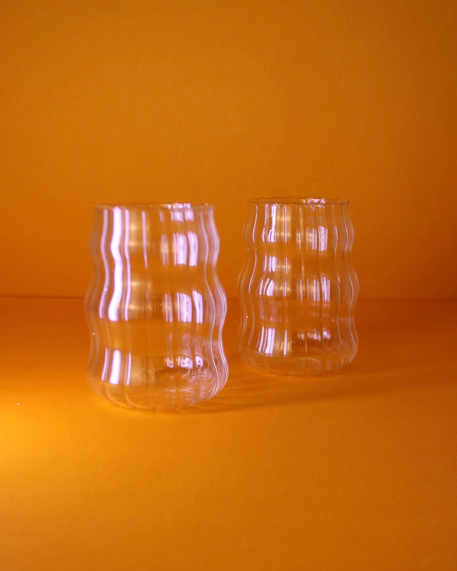 Copo de vidro orgânico Jelly transparente com design ondulado e relevo decorativo da Modern Mood [WEBP]