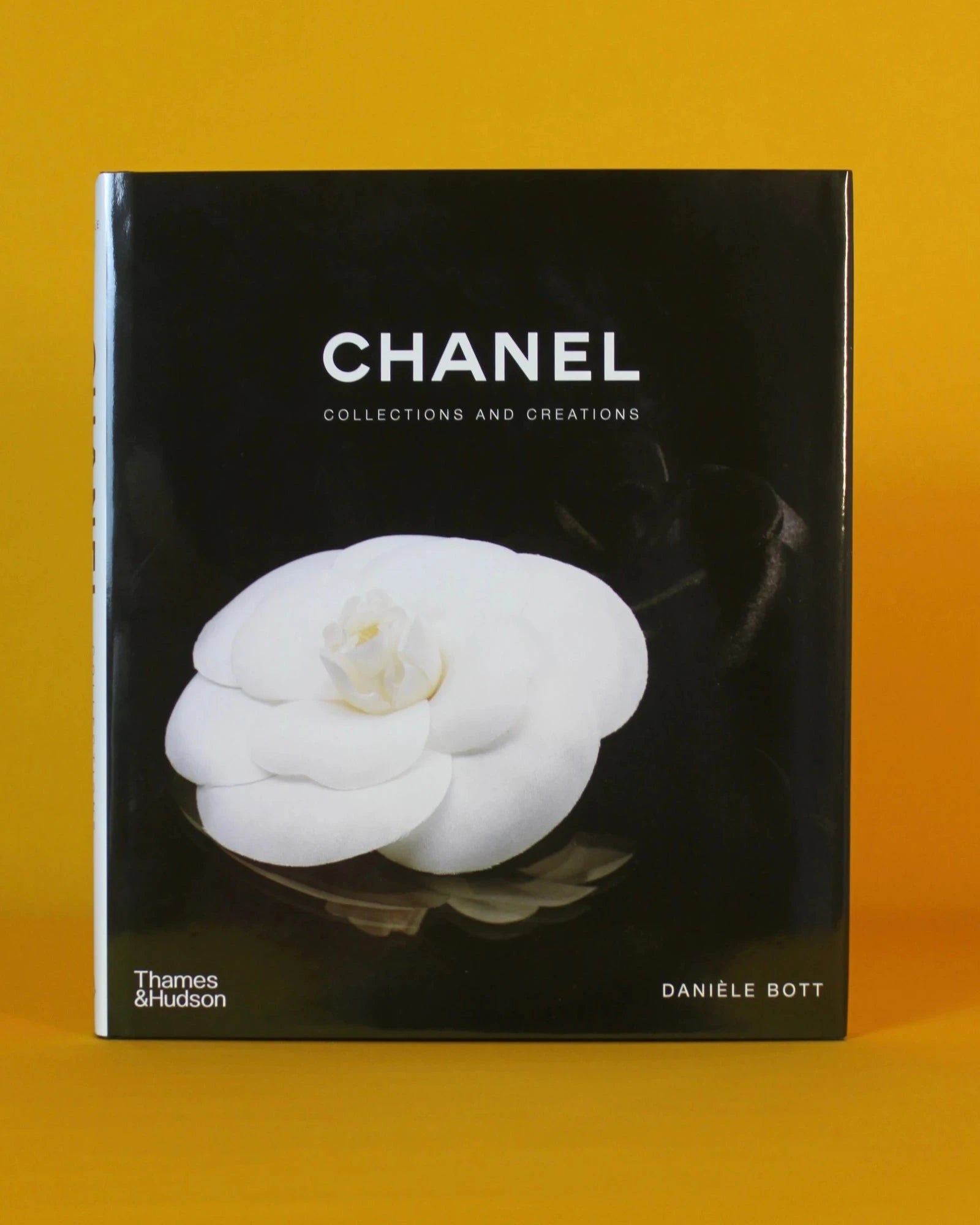 Livro Chanel Collections and Creations da Thames & Hudson em capa dura sobre moda e decoração [WEBP]