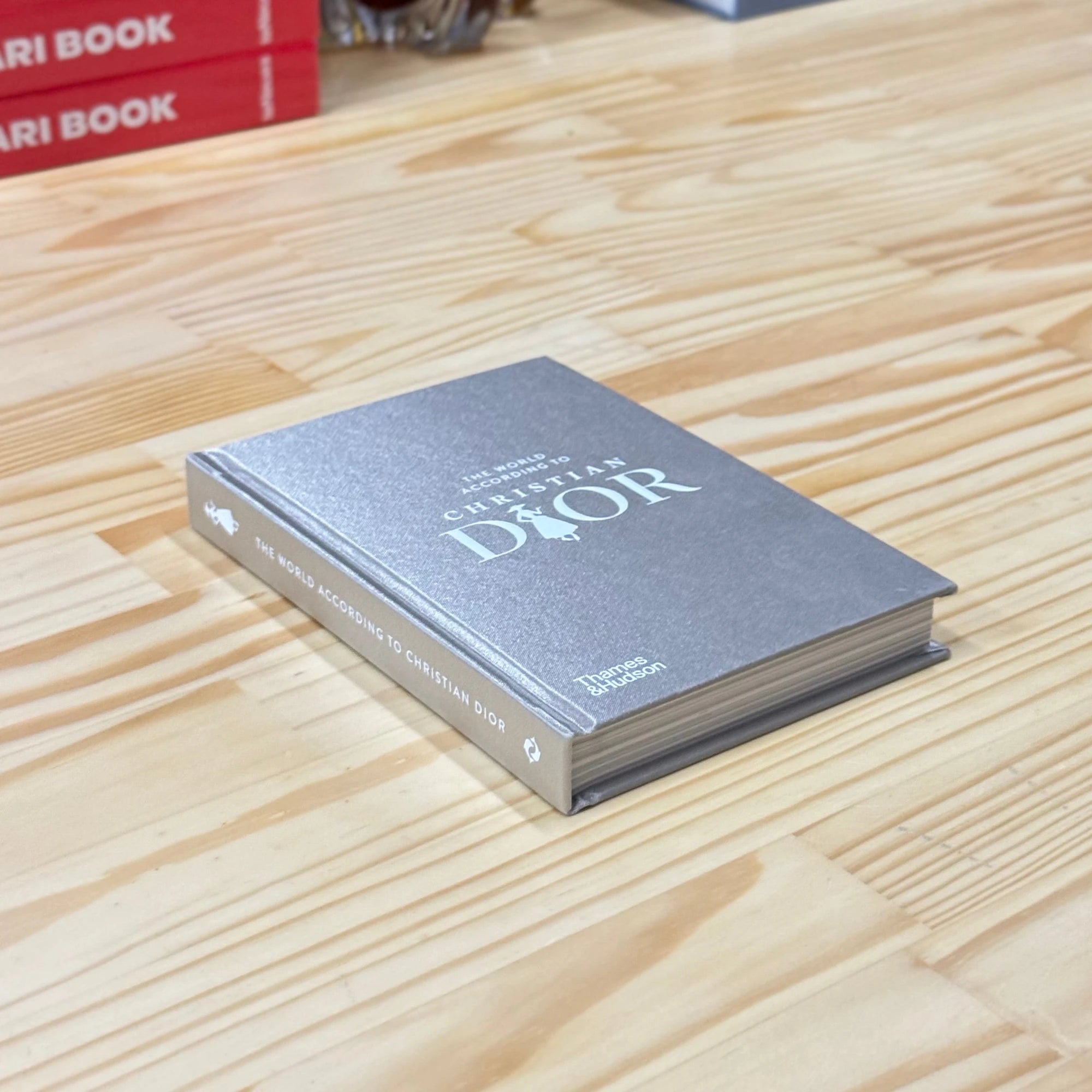 Livro The World According To Christian Dior Thames & Hudson - Modern Mood [WEBP]
