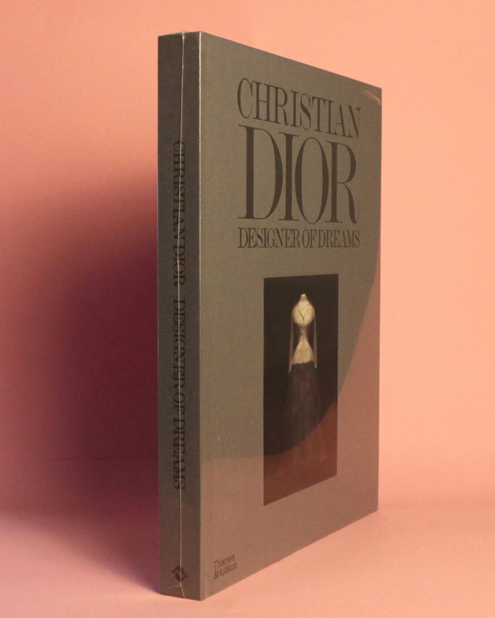 Livro Christian Dior - Designer Of Dreams - Thames & Hudson - Modern Mood [WEBP]