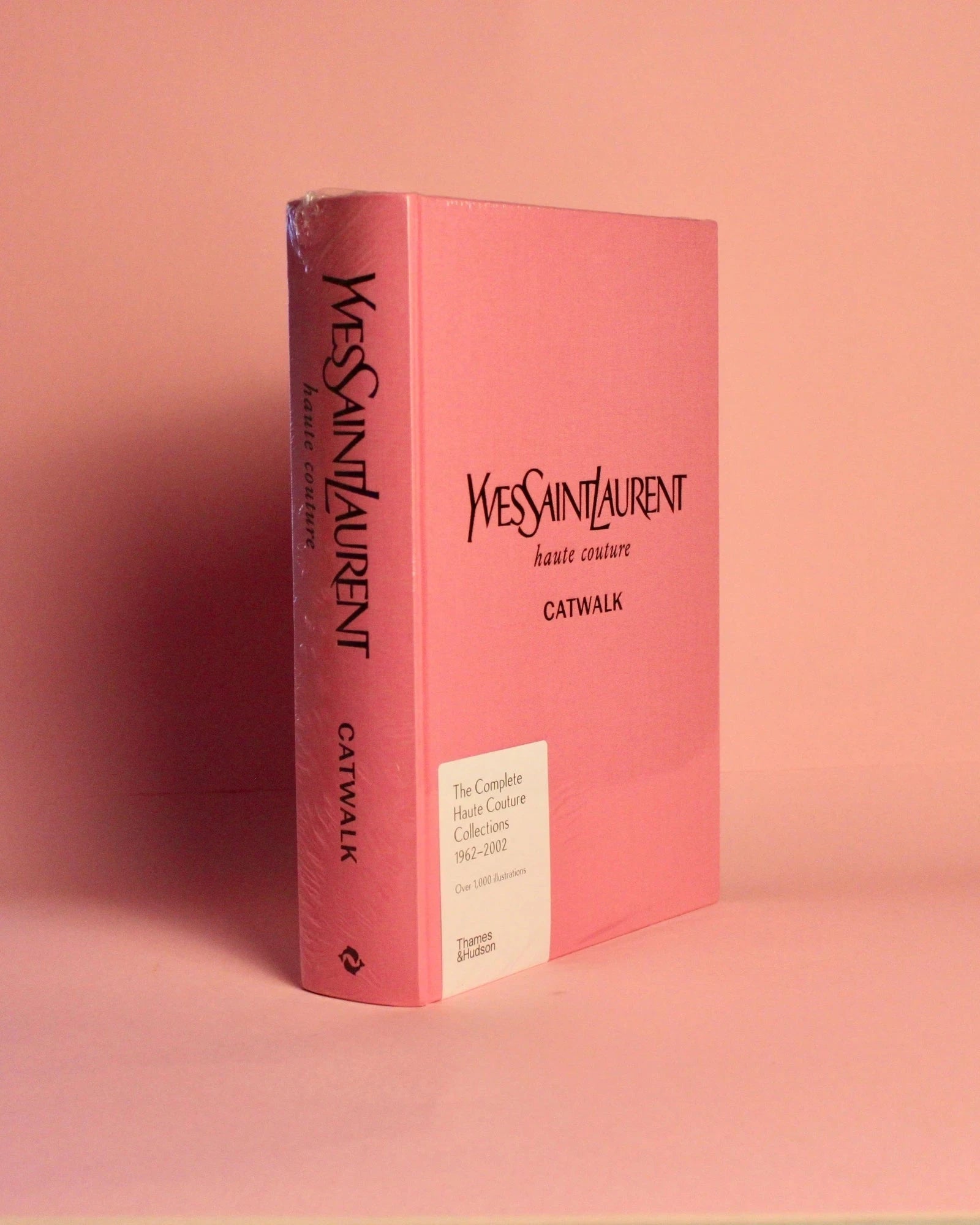 Livro Catwalk Yves Saint Laurent em capa dura de luxo com slipcase, coffee table book Thames & Hudson [WEBP]