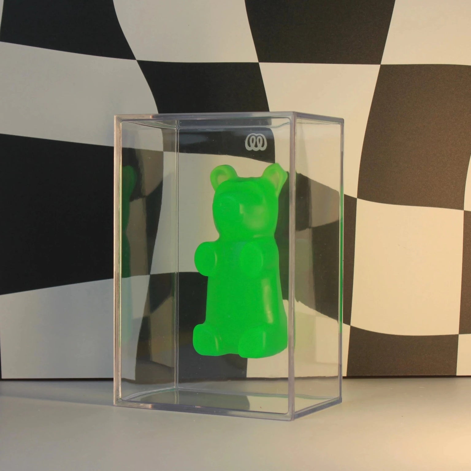 Urso Gummy Bear decorativo em resina da Modern Mood, disponível nas versões individual ou com caixa em acrílico