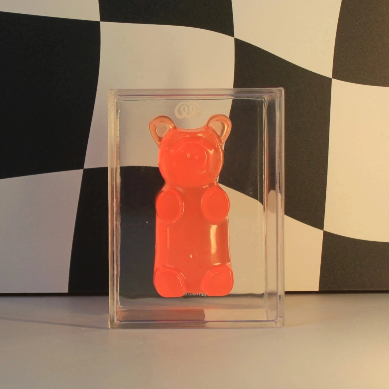 Urso Gummy Bear decorativo em resina da Modern Mood, disponível nas versões individual ou com caixa em acrílico