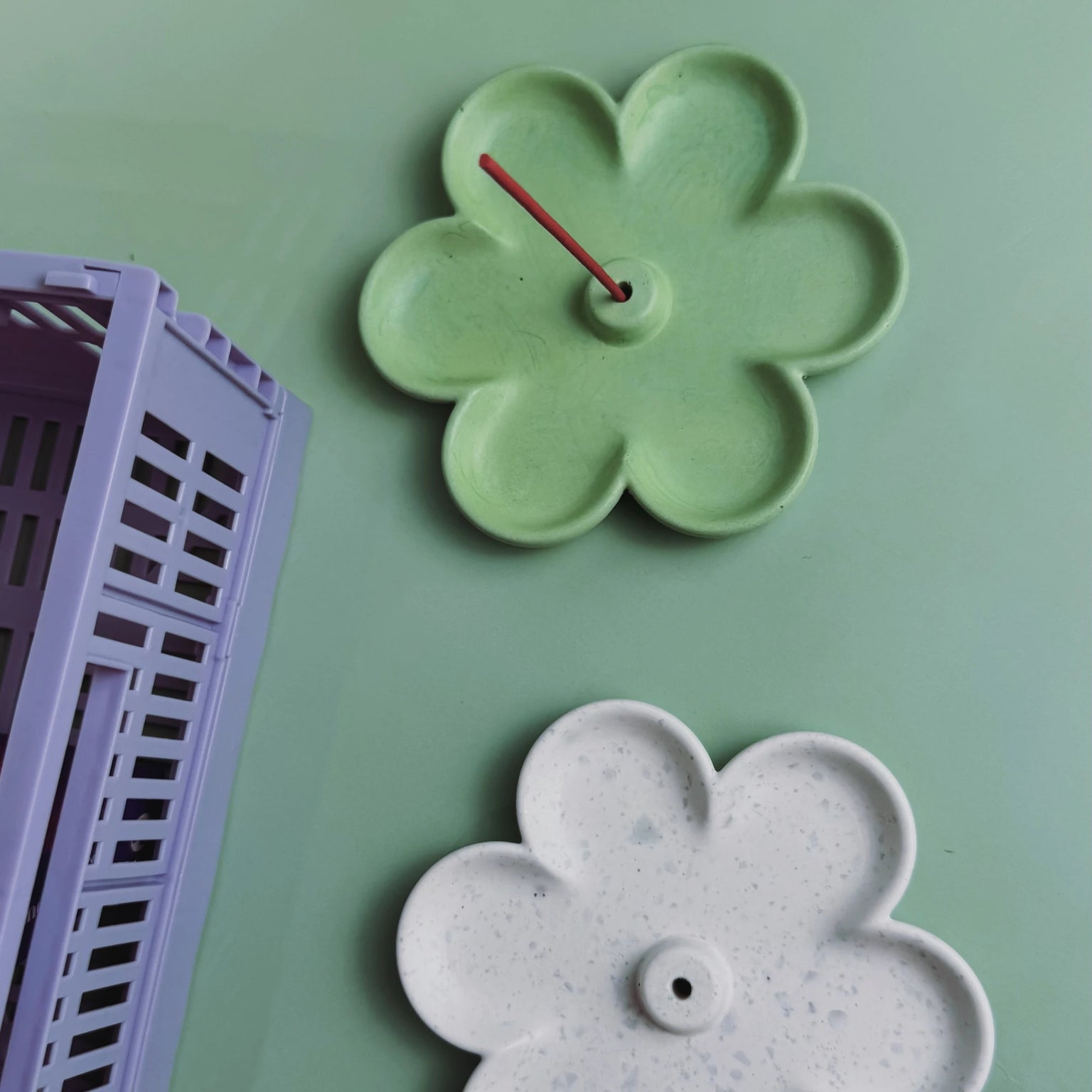 Porta-incenso Flower em gesso tingido, design minimalista em forma de flor, Modern Mood [WEBP]
