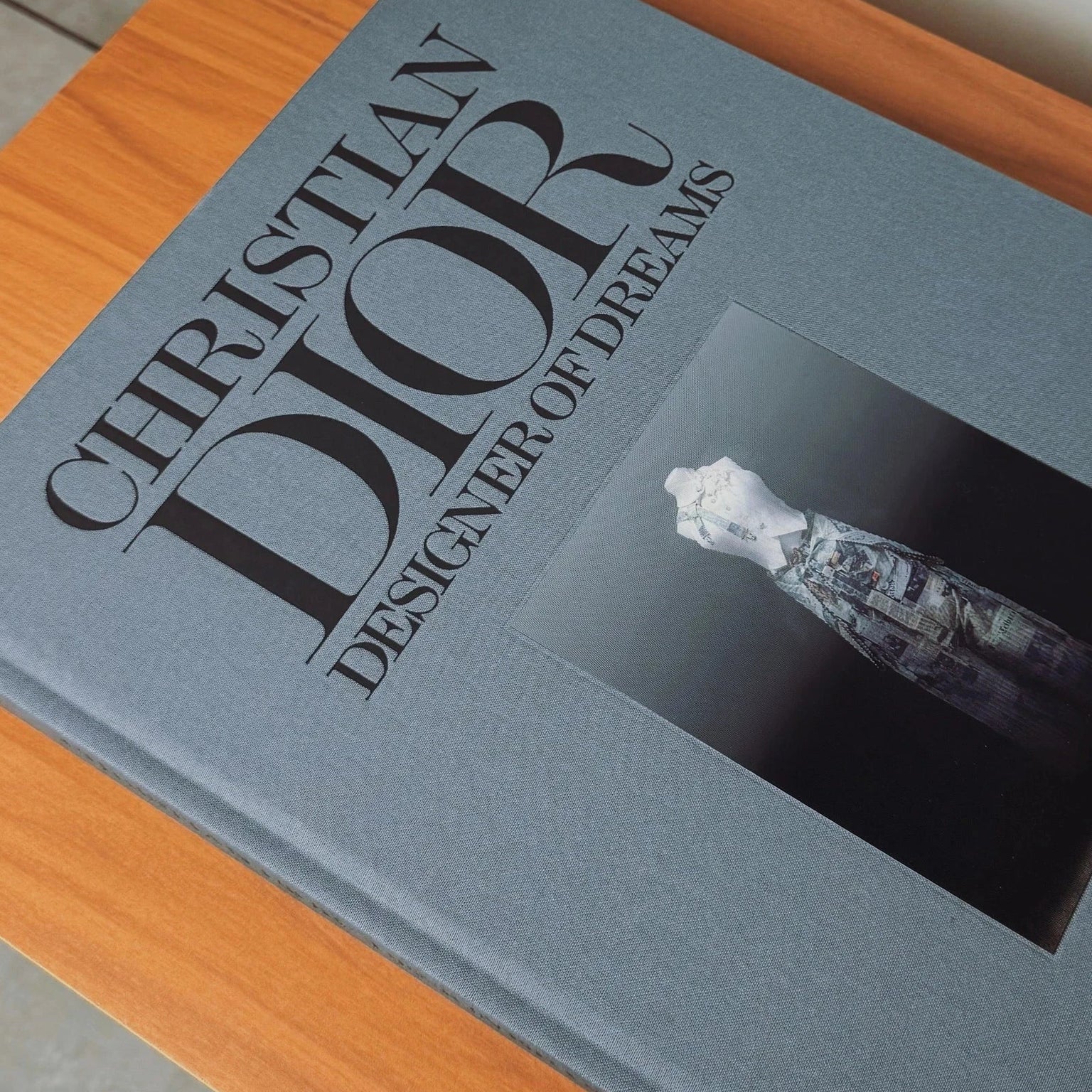 Livro Christian Dior - Designer Of Dreams - Thames & Hudson - Modern Mood [WEBP]
