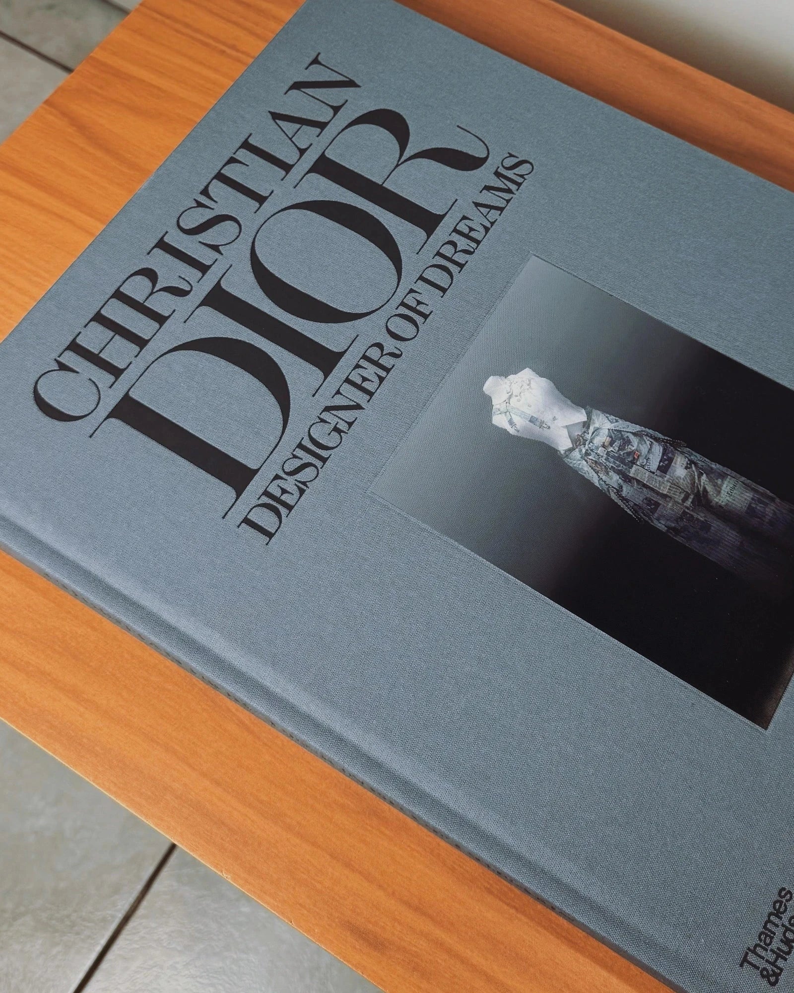 Livro Christian Dior - Designer Of Dreams - Thames & Hudson - Modern Mood [WEBP]