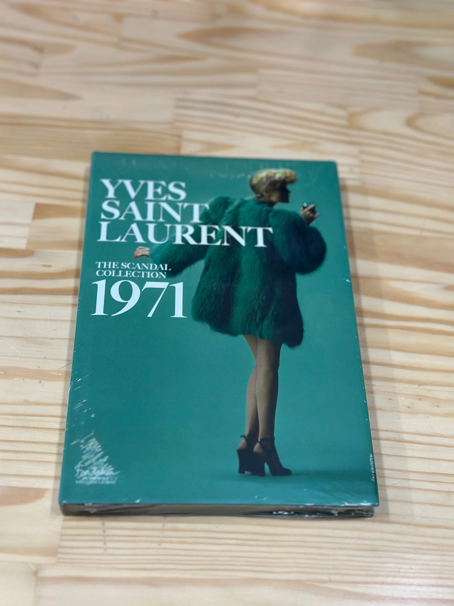 Livro Yves Saint Laurent The Scandal Collection, 1971 Abrams Books - Modern Mood [WEBP]