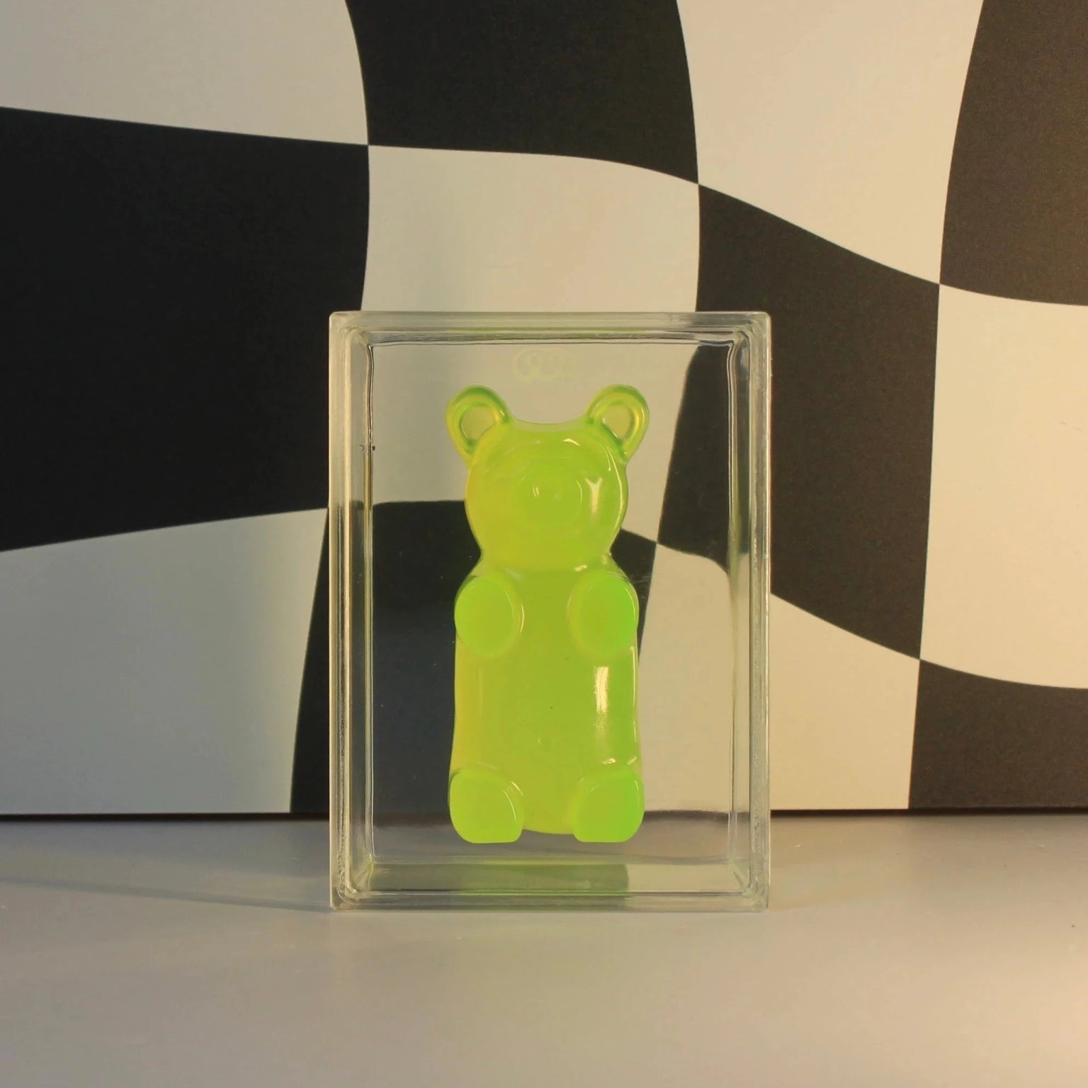 Urso Gummy Bear decorativo em resina da Modern Mood, disponível nas versões individual ou com caixa em acrílico
