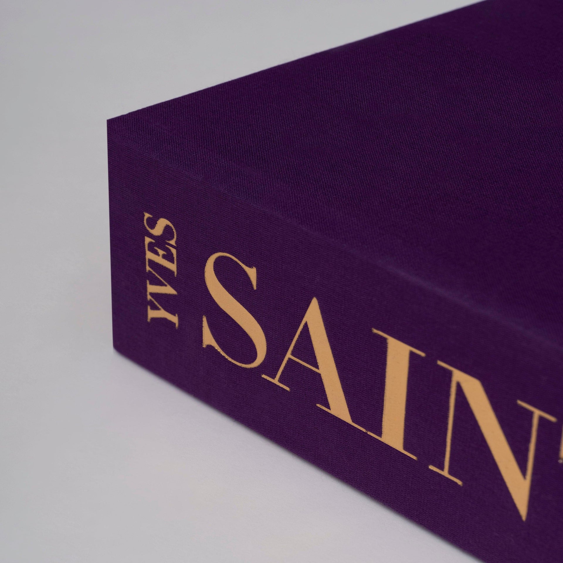 Livro Yves Saint-Laurent: The Impossible Collection Assouline